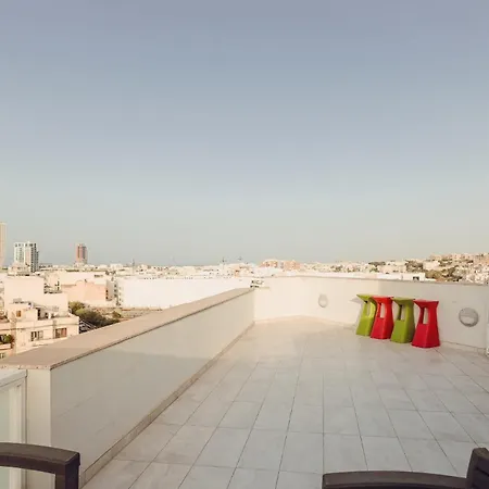 Апартаменты Contemporary 2br Duplex With Sunny Terrace
