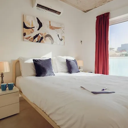 Апартаменты Contemporary 2br Duplex With Sunny Terrace
